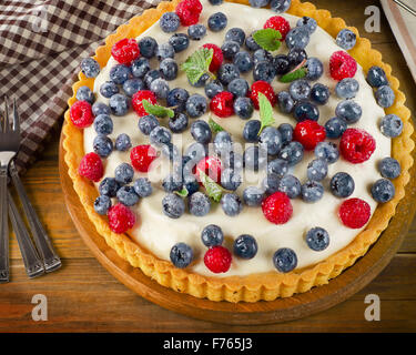 Cheese Cake con frutti di bosco freschi e le foglie di menta. Foto Stock