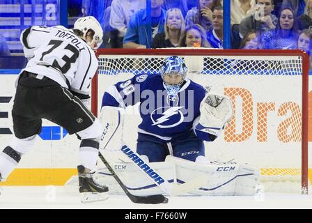 Tampa, Florida, Stati Uniti d'America. 25 Nov, 2015. DIRK SHADD | Orari .Tampa Bay Lightning center Steven Stamkos (91) fa una salva di rob Los Angeles Kings center Tyler Toffoli (73) durante il primo periodo di azione al Amalie Arena a Tampa mercoledì sera (11/25/15) Credito: Dirk Shadd/Tampa Bay volte/ZUMA filo/Alamy Live News Foto Stock