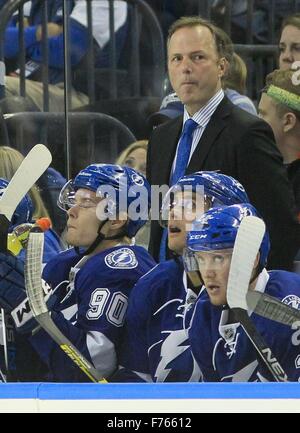 Tampa, Florida, Stati Uniti d'America. 25 Nov, 2015. DIRK SHADD | Orari .Tampa Bay Lightning head coach Jon Cooper sul banco di lavoro con il suo team durante il primo periodo di azione al Amalie Arena a Tampa mercoledì sera (11/25/15) Credito: Dirk Shadd/Tampa Bay volte/ZUMA filo/Alamy Live News Foto Stock