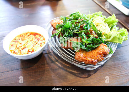 Pesce fritto di palline di pasta ,cibo tailandese. Foto Stock