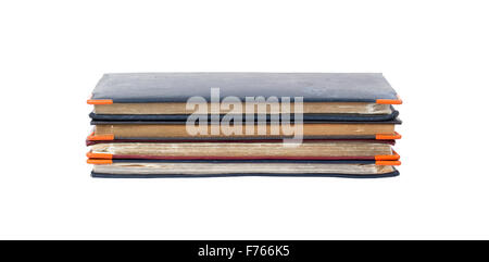 Pila di diari isolato su uno sfondo bianco Foto Stock