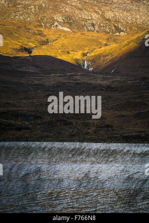 I colori autunnali sulle colline sopra Loch Cill Chriosd, Isola di Skye in Scozia Foto Stock