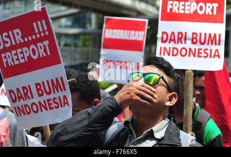 Jakarta, Indonesia. 26 Nov, 2015. I manifestanti di tenere un rally di fronte all'edificio degli uffici del PT Freeport Indonesia, una filiale della base statunitense Freeport McMoran Inc., a Jakarta, Indonesia, nov. 26, 2015. I manifestanti hanno chiesto il governo a fine contratto con il gigante U.S. Freeport Mc-Moran Inc. filiale nella Papua indonesiana. Credito: Zulkarnain/Xinhua/Alamy Live News Foto Stock