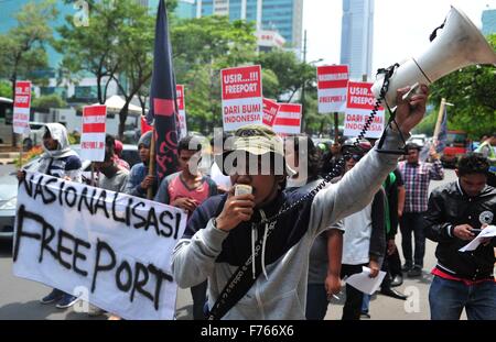 Jakarta, Indonesia. 26 Nov, 2015. I manifestanti di tenere un rally di fronte all'edificio degli uffici del PT Freeport Indonesia, una filiale della base statunitense Freeport McMoran Inc., a Jakarta, Indonesia, nov. 26, 2015. I manifestanti hanno chiesto il governo a fine contratto con il gigante U.S. Freeport Mc-Moran Inc. filiale nella Papua indonesiana. Credito: Zulkarnain/Xinhua/Alamy Live News Foto Stock