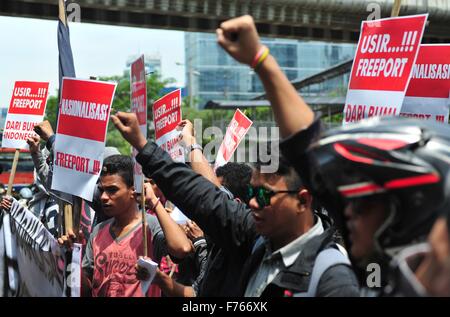 Jakarta, Indonesia. 26 Nov, 2015. I manifestanti di tenere un rally di fronte all'edificio degli uffici del PT Freeport Indonesia, una filiale della base statunitense Freeport McMoran Inc., a Jakarta, Indonesia, nov. 26, 2015. I manifestanti hanno chiesto il governo a fine contratto con il gigante U.S. Freeport Mc-Moran Inc. filiale nella Papua indonesiana. Credito: Zulkarnain/Xinhua/Alamy Live News Foto Stock