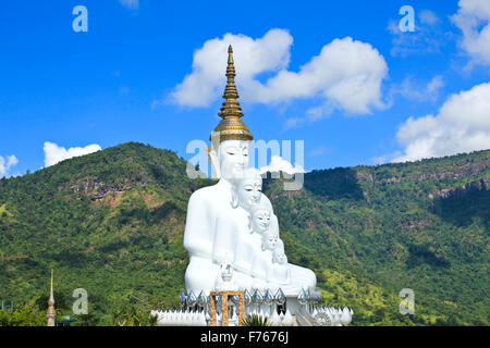 White statua del Buddha al tempio Phasornkaew, Khao Kho Phetchabun, Thailandia. Foto Stock