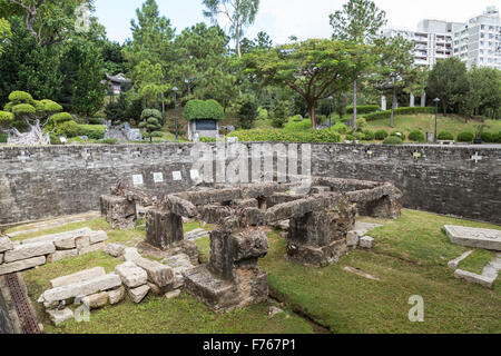 I resti della Porta Sud a Kowloon Walled City Park di Hong Kong, Cina. Foto Stock
