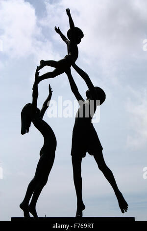 Statua di giovani bambini che giocano in Abbey Gardens su Tresco Foto Stock