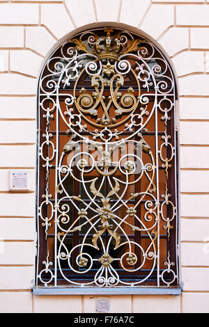 La griglia nella finestra della vecchia chiesa Foto Stock