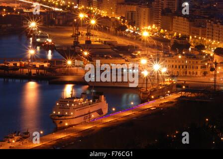 Vista in elevazione della zona portuale e il lungomare al tramonto, Malaga, Costa del Sol, provincia di Malaga, Andalusia, Spagna, Europa occidentale. Foto Stock