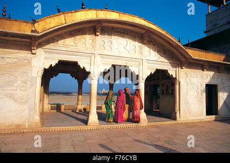 Taj Mahal visibile dal padiglione d'oro di Khas Mahal, Diwan-e-khas, Forte di Agra, Agra, India, Asia, India, Asia Foto Stock