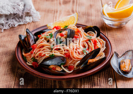 Gli spaghetti con le cozze oyster in salsa di pomodoro Foto Stock