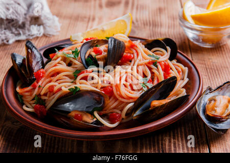 Gli spaghetti con le cozze oyster in salsa di pomodoro Foto Stock