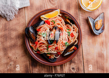 Gli spaghetti con le cozze oyster in salsa di pomodoro Foto Stock