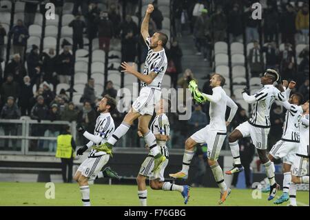 La Juventus' giocatori festeggiare dopo aver vinto la finale della UEFA Champions League Soccer gruppo D Match Juventus FC vs Manchester City FC allo Juventus Stadium di Torino, Italia, 25 novembre 2015. Foto: Stefano Gnech/dpa Foto Stock