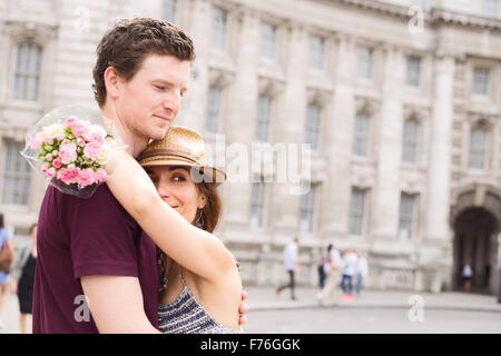 Coppia giovane costeggiata in strada Foto Stock