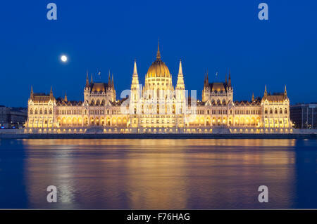 Il Parlamento di Ungheria in moonshine - Budapest, Ungheria, Europa UE Foto Stock