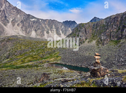 Cairn indicante i sentieri per il trekking in montagna tundra. Siberia orientale. Sayan orientale Foto Stock