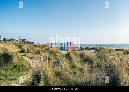 Capanne di spiaggia e dune di sabbia a Southwold sulla costa di Suffolk Foto Stock