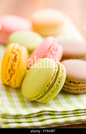 Gustosa macaron colorati sul tavolo di legno Foto Stock