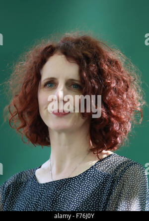 Un ritratto di Maggie O'Farrell in Charlotte Square Garden durante la Edinburgh Prenota Bestival. Foto Stock