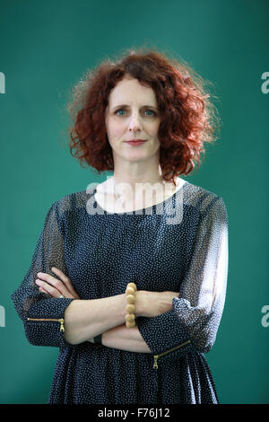 Un ritratto di Maggie O'Farrell in Charlotte Square Garden durante la Edinburgh Book Festival. Foto Stock