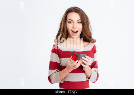 Ritratto di una donna allegra azienda Gioielli regalo scatola isolata su uno sfondo bianco Foto Stock