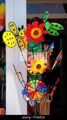 Giocattoli per bambini in vendita al di fuori di un negozio turistico lungo la promenade, Fuengirola, provincia di Malaga, Andalusia, Spagna, Europa. Foto Stock