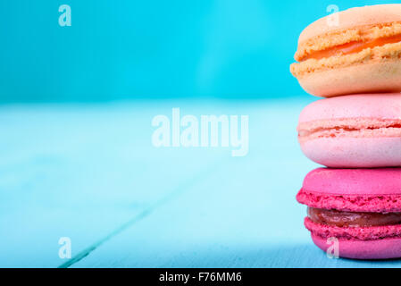 Colorate Amaretti francese su sfondo blu Foto Stock