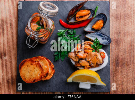 Cozze marinate con limone e crostini Foto Stock