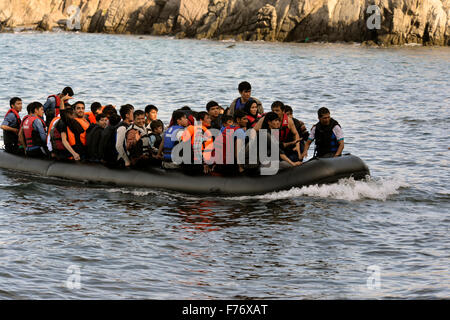 I rifugiati che arrivano in Grecia in squallidi barca dalla Turchia Foto Stock