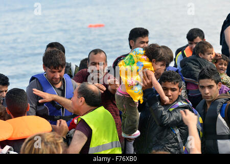 I rifugiati che arrivano in Grecia in squallidi barca dalla Turchia Foto Stock