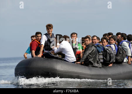 I rifugiati che arrivano in Grecia in squallidi barca dalla Turchia Foto Stock