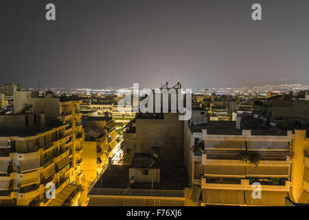 Vista sopra i tetti di Atene di notte Foto Stock