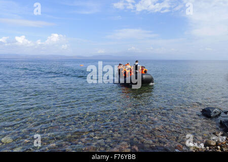 I rifugiati che arrivano in Grecia in squallidi barca dalla Turchia Foto Stock