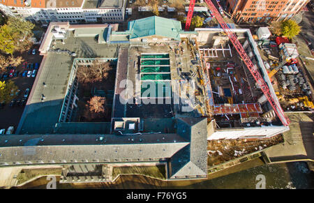 Hannover, Germania. 26 Nov, 2015. Le gru possono essere visti al di sopra del grande sito di costruzione in basso sassone in Parlamento con il complessivo camera in Hannover, Germania, 26 novembre 2015. Fino all estate 2017 del lavoro viene svolto per costruire un leggero e moderno e la trasparenza del Parlamento edificio nel cuore di Hannover. I costi di costruzione ammontano a più di 50 milioni di euro. Lo stato europeo è attualmente riuniti in un gruppo interinale camera. Foto: JULIAN STRATENSCHULTE/dpa/Alamy Live News Foto Stock