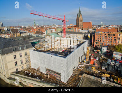 Hannover, Germania. 26 Nov, 2015. Le gru possono essere visti al di sopra del grande sito di costruzione in basso sassone in Parlamento con il complessivo camera in Hannover, Germania, 26 novembre 2015. Fino all estate 2017 del lavoro viene svolto per costruire un leggero e moderno e la trasparenza del Parlamento edificio nel cuore di Hannover. I costi di costruzione ammontano a più di 50 milioni di euro. Lo stato europeo è attualmente riuniti in un gruppo interinale camera. Foto: JULIAN STRATENSCHULTE/dpa/Alamy Live News Foto Stock