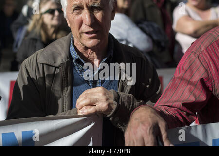 Atene, Grecia. 26 Novembre, 2015. I pensionati tenere banner come protestano contro i tagli. I pensionati in scena una manifestazione di protesta per i tagli di pensione e di deterioramento dei servizi sanitari. 26 Nov, 2015. Credito: Nikolas Georgiou/ZUMA filo/Alamy Live News Foto Stock