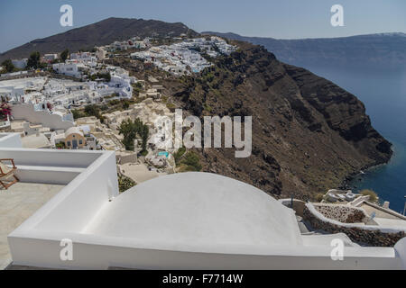 Villaggi sul bordo del cratere, Santorini, Grecia Foto Stock