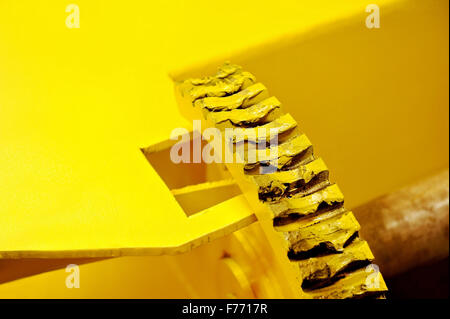 Grande industriale ingranaggio giallo con del grasso su di esso Foto Stock