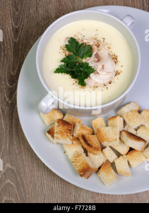 Piastra della zuppa di funghi purea di spezie fragranti crostini di pane Foto Stock