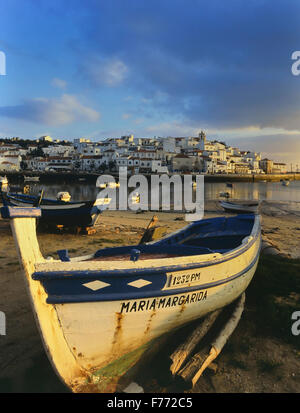 L'attraente villaggio di pescatori di Ferragudo. Algarve Portogallo, Europa Foto Stock