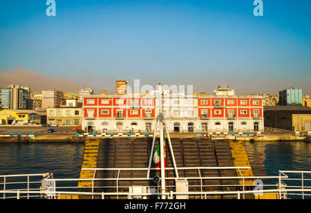 Vista la mattina del porto di Napoli. Inquinamento e smog avviso sulla città. Crociera viaggio Napoli - Capri sul mare Mediterraneo. Foto Stock