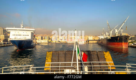 Vista la mattina del porto di Napoli. Inquinamento e smog avviso sulla città. Crociera viaggio Napoli - Capri sul mare Mediterraneo. Foto Stock