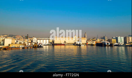 Vista la mattina del porto di Napoli. Inquinamento e smog avviso sulla città. Crociera viaggio Napoli - Capri sul mare Mediterraneo. Foto Stock