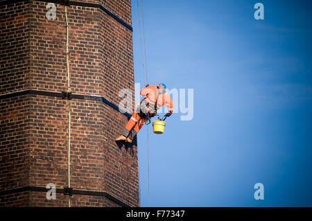 Steeplejack steeplejacks steeple martinetto martinetti lavora in altezza paura delle altezze penzolanti sulle funi Funi salita arrampicata uomo uomini wo Foto Stock