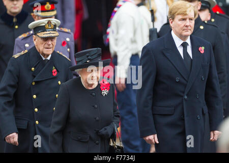 HM Re Willem-Alexander dei Paesi Bassi, seguiti da altri membri della famiglia reale britannica oltrepassando il cenotafio Foto Stock