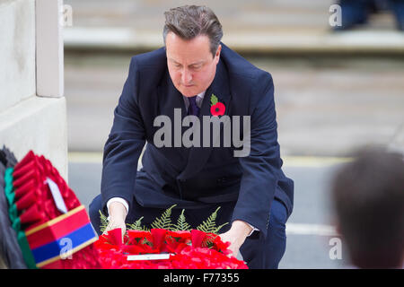Il Primo Ministro David Cameron, recante la sua corona al cenotafio Foto Stock