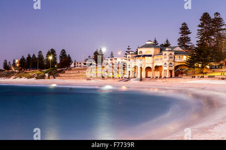 Indiana la Coffee House di Cottesloe Beach, Australia occidentale durante il crepuscolo. Foto Stock