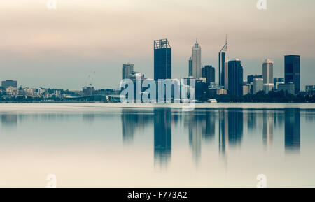 La città di Perth da Sir James Mitchell Park, a sud di Perth. Foto Stock